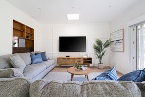 Televisie, een open haard en boeken