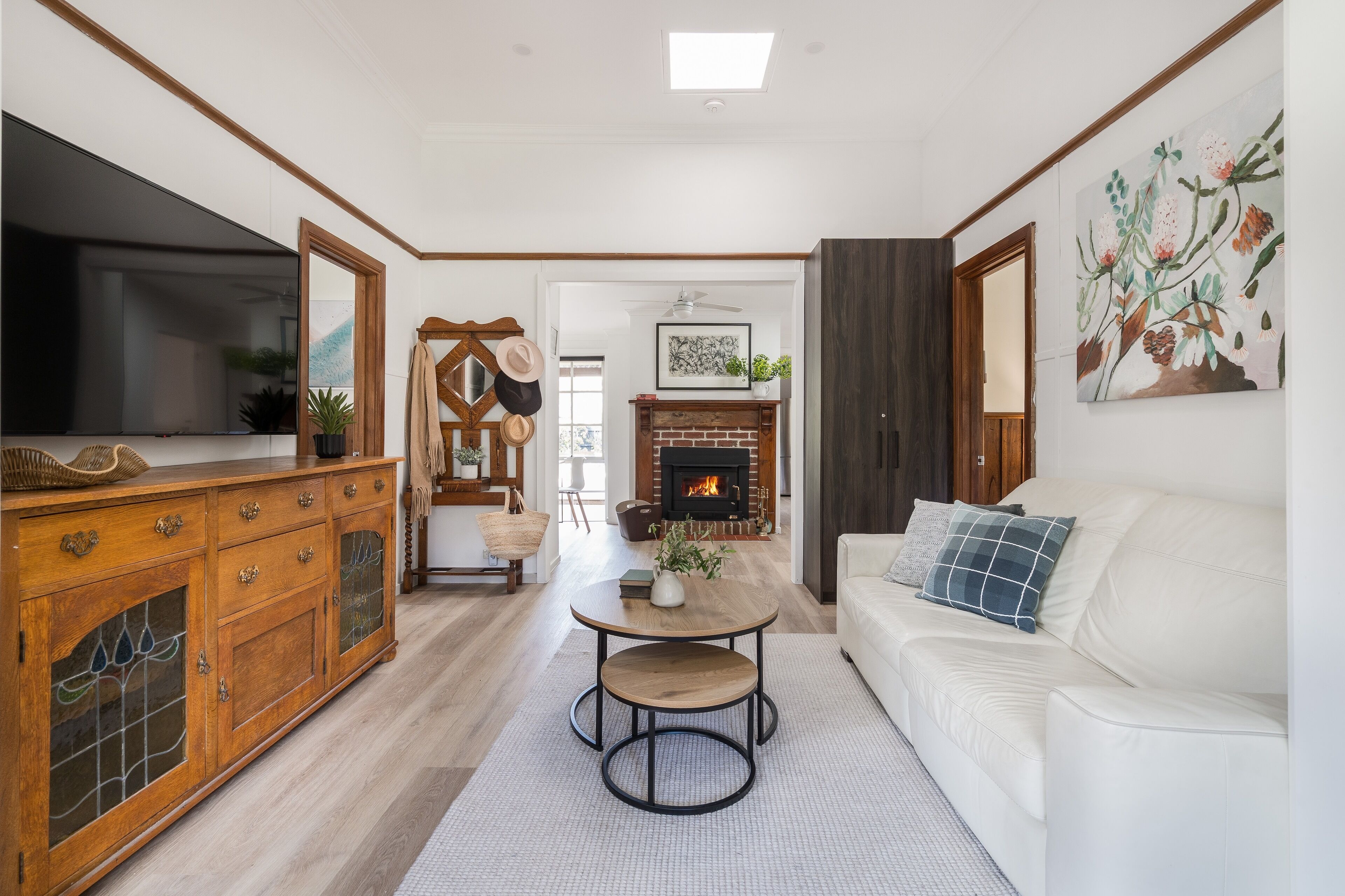 Télévision, cheminée, livres