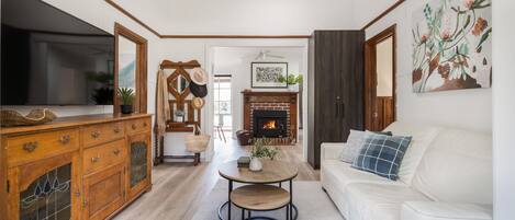 Télévision, cheminée, livres