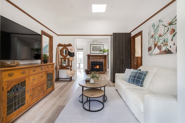 تلفزيون، مدفأة، كُتُب