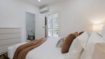 3 bedrooms, desk, iron/ironing board, travel crib