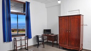 Iron/ironing board, free WiFi - Sea view Apartmant hotel (Kollupitiya)