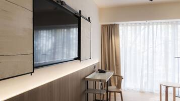 Phòng Premium | Minibar, két bảo mật tại phòng, bàn, màn/rèm cản sáng