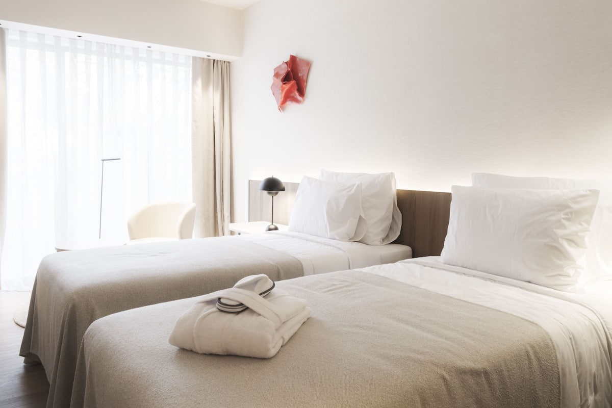 Habitación Premium | Minibar, caja de seguridad en la habitación y escritorio