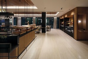 Petit déjeuner buffet servi tous les jours en supplément
