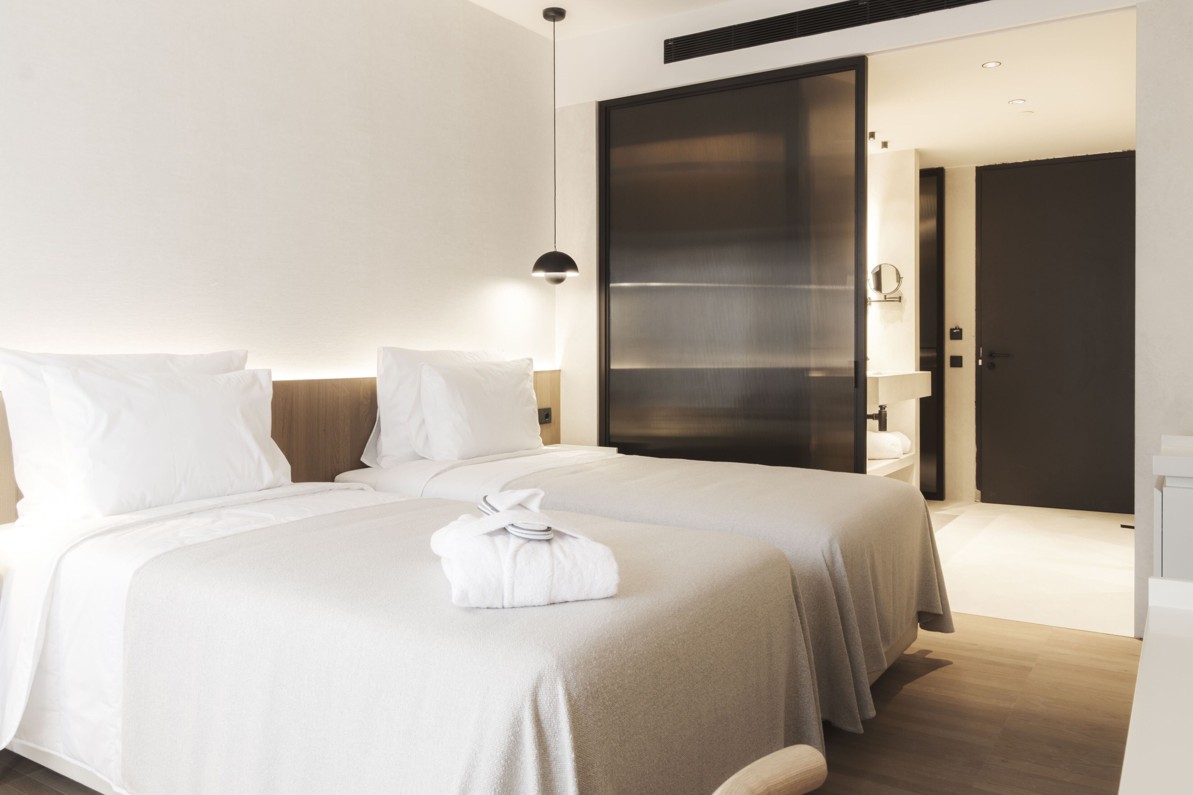 Habitación estándar | Minibar, caja de seguridad en la habitación y escritorio 