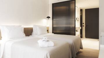 Habitación estándar | Minibar, caja de seguridad en la habitación y escritorio