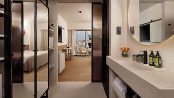 Premium Room | Bar mini, peti besi dalam bilik, meja, ruang kerja komputer riba