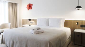 Minibar, safe på rommet, skrivebord og blendingsgardiner