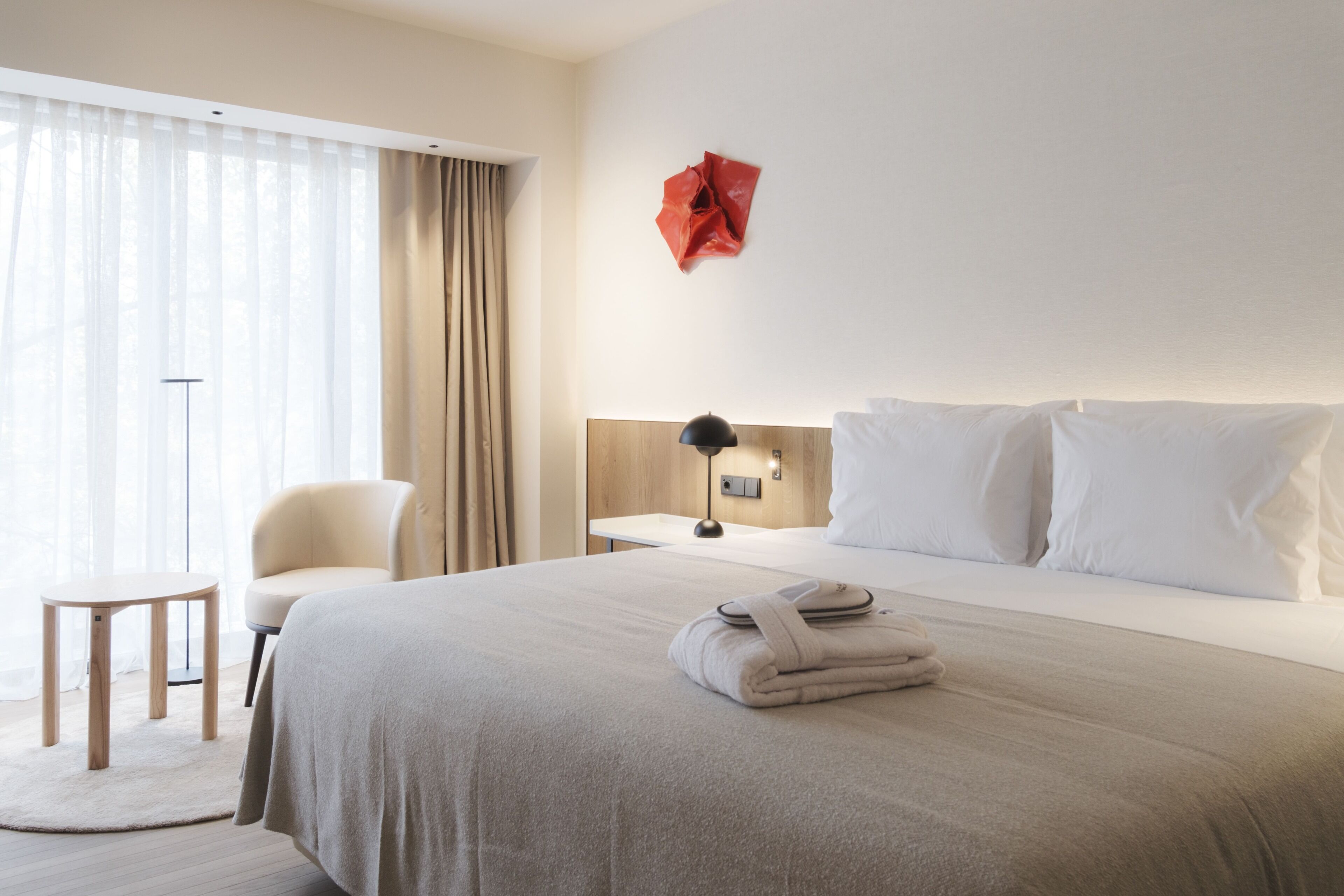 Habitación superior | Minibar, caja de seguridad en la habitación y escritorio 