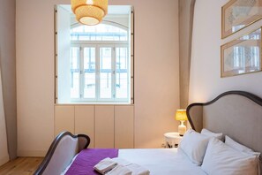 2 slaapkamers, een bureau, een strijkplank/strijkijzer, reisbedje