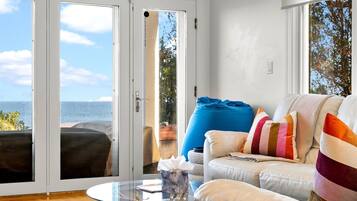 Älytelevisio, takka, pöytäjalkapallopöytä, pöytätennispöytä