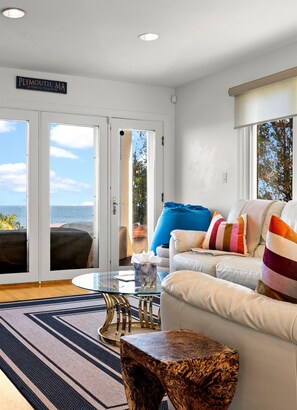 Älytelevisio, takka, pöytäjalkapallopöytä, pöytätennispöytä