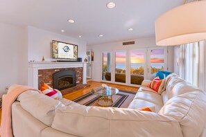 Smart-TV, Kamin, Tischfußball, Tischtennisplatte