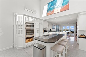 Jääkaappi, mikroaaltouuni, uuni, liesi