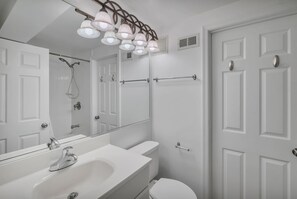 Shower, hair dryer, towels - Cozy Dupont Circle Retreat - Historic Charm (Washington)