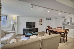 TV, offices - Cozy Dupont Circle Retreat - Historic Charm (Washington)