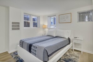 2 bedrooms, desk, iron/ironing board, WiFi - Cozy Dupont Circle Retreat - Historic Charm (Washington)