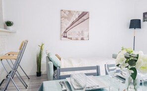Room - Dieppe: Comfort & Charm—300 meters from the beach, train station, and old harbor; ideal for families and professionals (Dieppe)