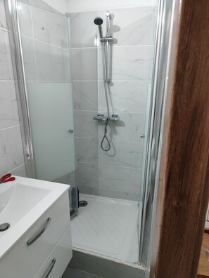 Hårføner, håndklær, såpe og toalettpapir