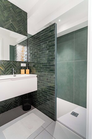 Dusche, Haartrockner, Bidet, Handtücher