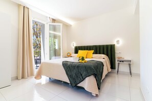 4 chambres, fer et planche à repasser, lit de bébé portatif