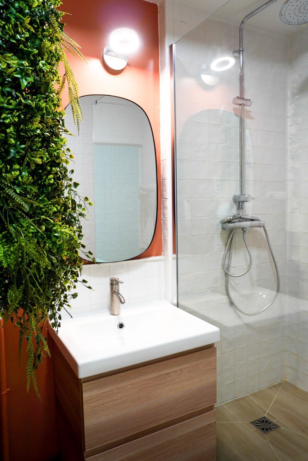 Douche, sèche-cheveux, serviettes fournies, savon