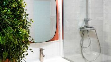 Een douche, een haardroger, handdoeken, zeep