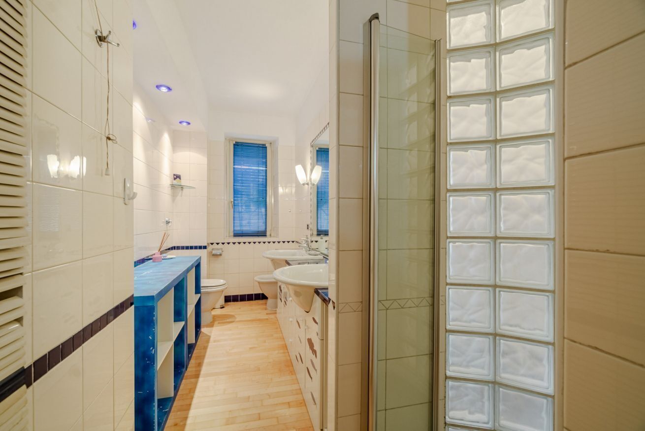 Dusche, Bidet, Handtücher