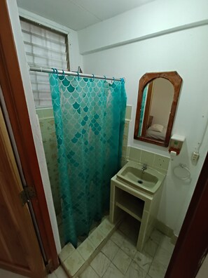 Douche, serviettes fournies, savon, papier toilette