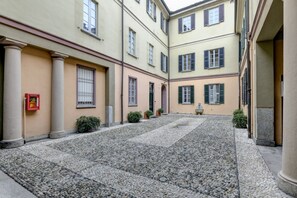 Property grounds - Welcome to your peaceful retreat in the heart of Como's historic center. This bright one-bedroom apartment is nestled in an authentic Italian courtyard, radiating charm and tranquility. Enjoy the convenience of being centrally located, just a stroll away (Como)