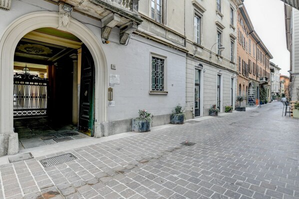 Exterior - Welcome to your peaceful retreat in the heart of Como's historic center. This bright one-bedroom apartment is nestled in an authentic Italian courtyard, radiating charm and tranquility. Enjoy the convenience of being centrally located, just a stroll away (Como)