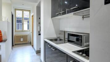 Kjøleskap, kokeplater, vannkoker og brødrister