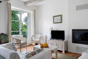 Fernseher, Kamin, DVD-Player, Stereoanlage