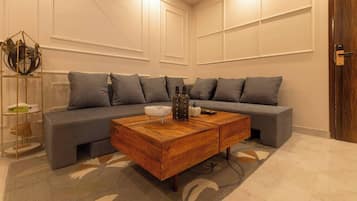 Apartment, 3 Bedrooms, Accessible, Smoking | Living room | Books