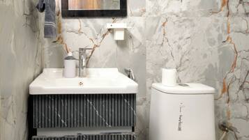 Apartment, 3 Bedrooms, Accessible, Smoking | Bathroom