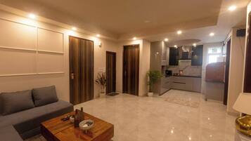 Apartment, 3 Bedrooms, Accessible, Smoking | Living room | Books
