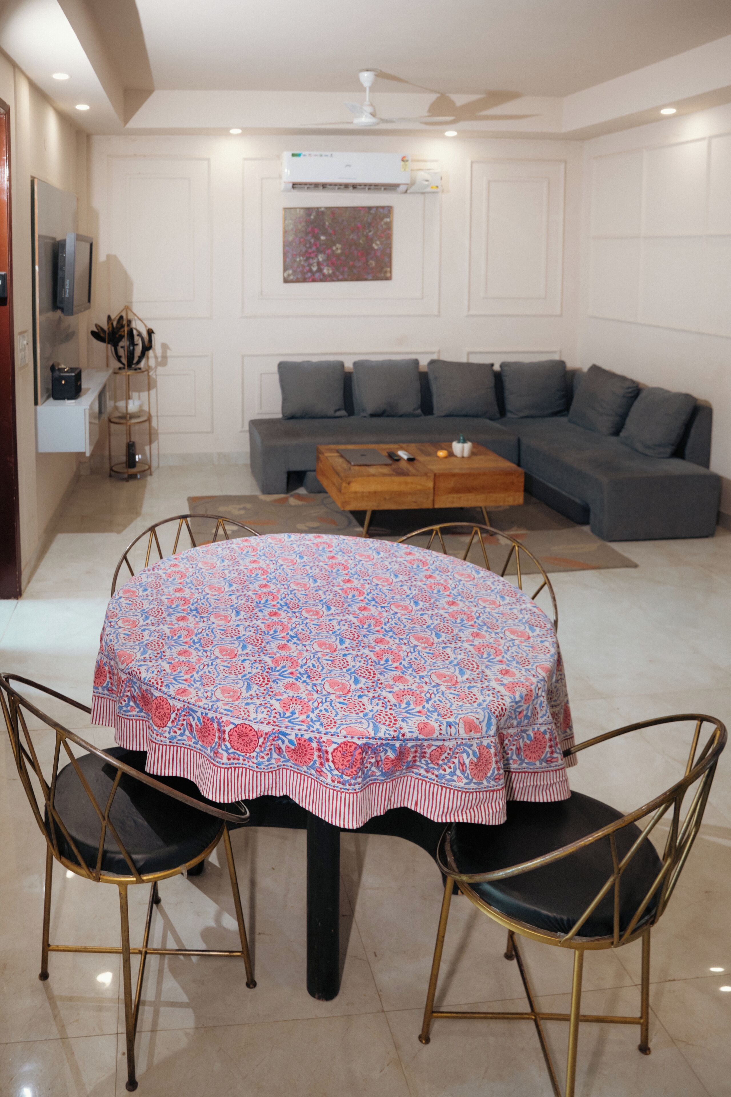 Apartment, 3 Bedrooms, Accessible, Smoking | Living room | Books