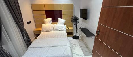 Basic Room | Laptop workspace, free WiFi