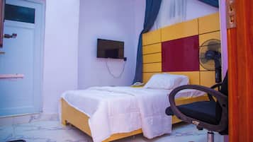 Basic Room | Laptop workspace, free WiFi