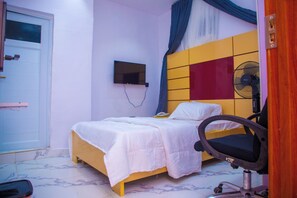 Basic Room | Laptop workspace, free WiFi