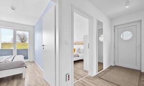 1 habitación, tabla de planchar con plancha y cuna de viaje 