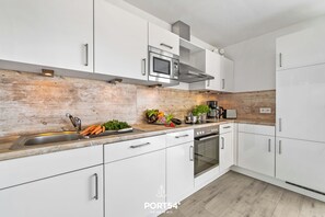 Fridge, microwave, oven, stovetop - Albatros - sea view, infrared cabin, beach chair, own parking lot, terrace (Olpenitz)