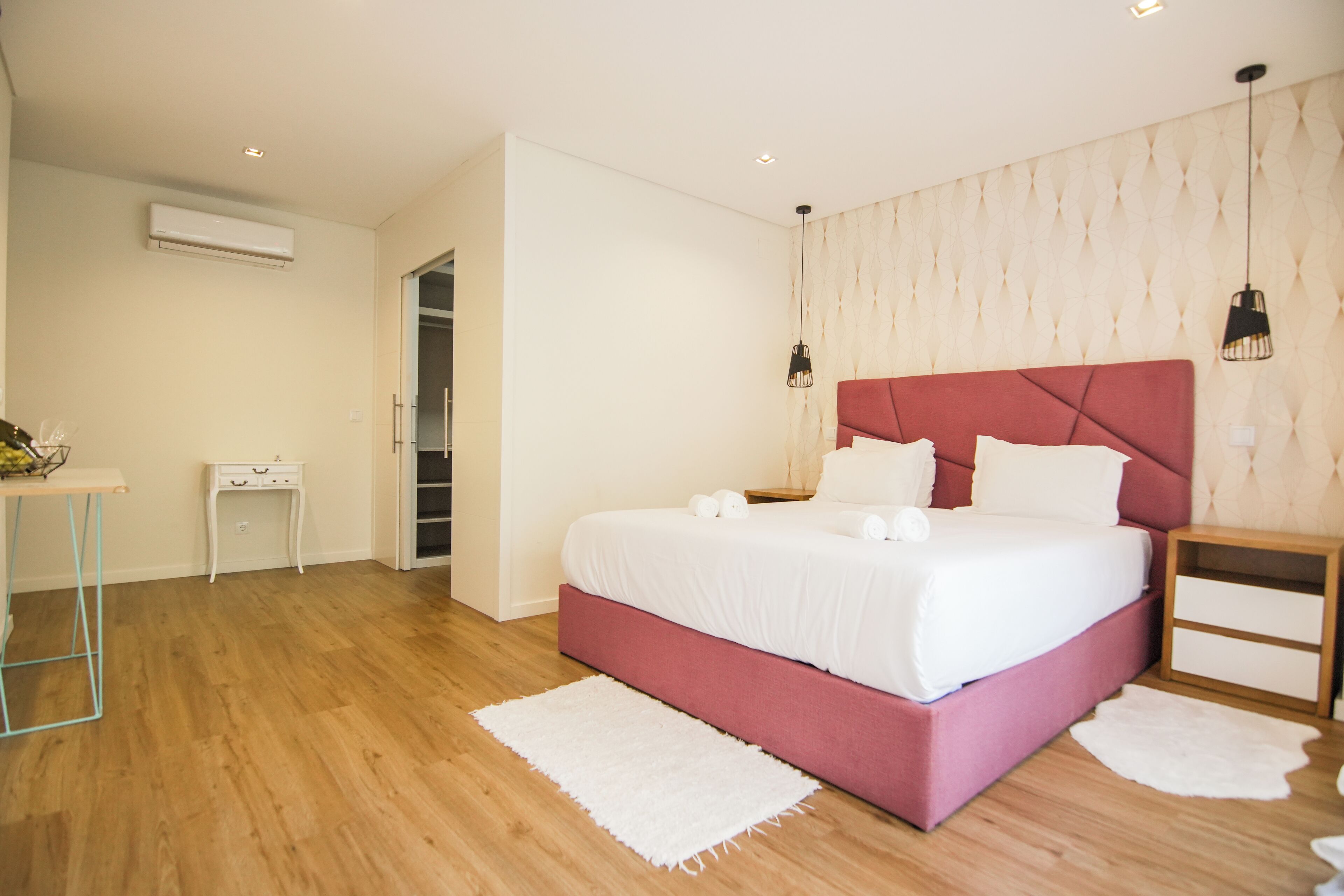 3 bedrooms, iron/ironing board, internet, bed sheets