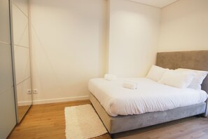 Tabla de planchar con plancha, Internet, ropa de cama