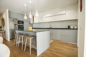 Private kitchen - Yana Luxury Home: the ideal blend of comfort, style, and convenience! (Queluz)