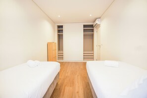 3 slaapkamers, een strijkplank/strijkijzer, internet, beddengoed