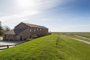 Exterior - The Purple Pheasant, Patty's Barn, Lancaster (Lancaster)