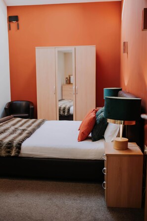 3 bedrooms, iron/ironing board, WiFi, bed sheets - The Purple Pheasant, Patty's Barn, Lancaster (Lancaster)