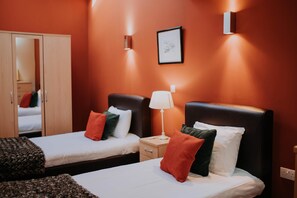 3 bedrooms, iron/ironing board, WiFi, bed sheets - The Purple Pheasant, Patty's Barn, Lancaster (Lancaster)